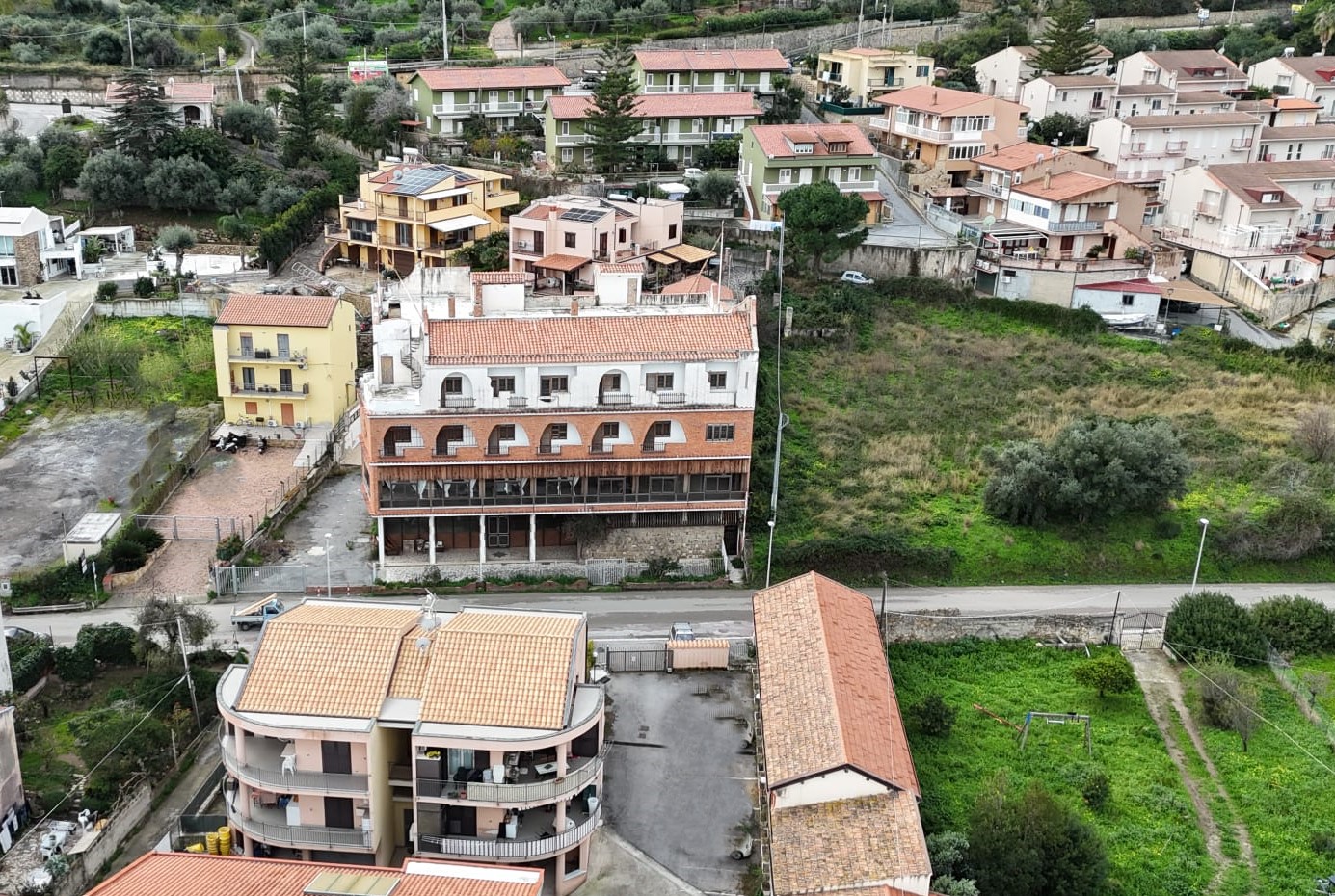 Cefalù  – Ex Hotel Siesta D’Oro – Ampia struttura ricettiva in contrada Caldura vicina al centro storico.